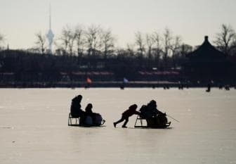“野冰场”暗藏杀机:冰层厚度未知 无人管理和救援