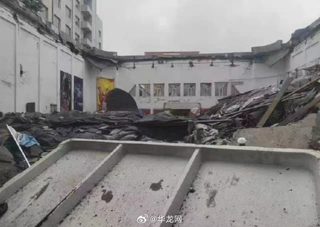 齐齐哈尔体育馆坍塌11人遇难:已建成26年,屋顶堆置建材