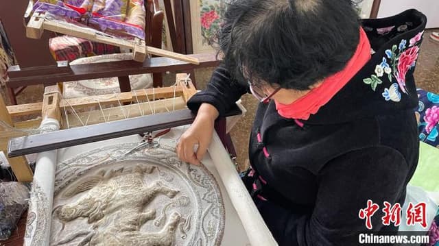 一人带出6000人 “雁门绣娘”飞针走线绣出非遗“致富花”