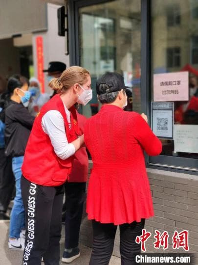 社区里来了“金发”志愿者:“我是半个中国人”