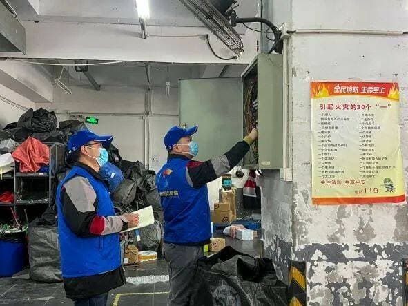 为快递作业加一道安全“锁”,消防志愿者联手快递小哥开展消防宣传志愿活动