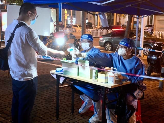 海口龙华区志愿者:化身“大白” 同心战“疫”