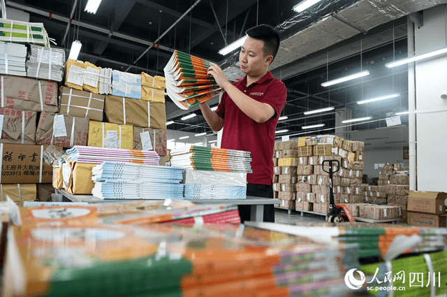 四川内江:备好教材迎开学