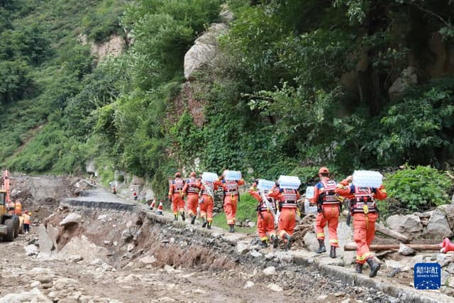 陕西蓝田:暴雨致基础设施损毁严重 抢险队员携带救援物资展开救援