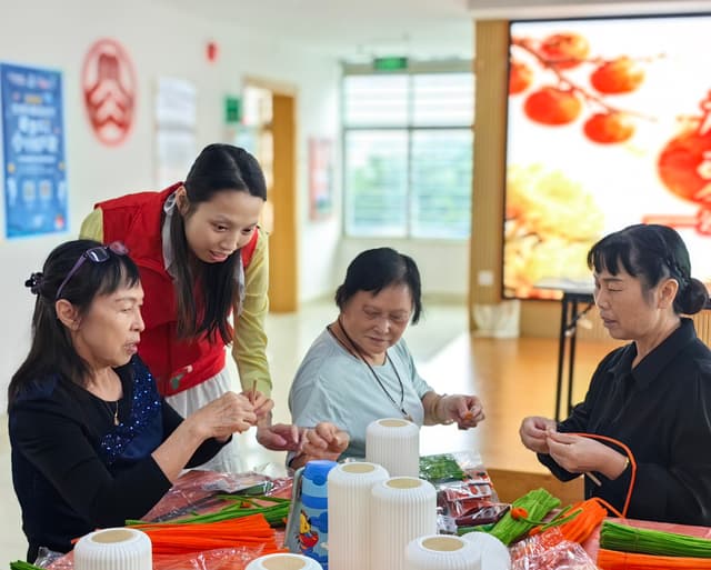 沙井社区：“柿柿如意，爱暖桑榆” 重阳敬老活动情暖长者心