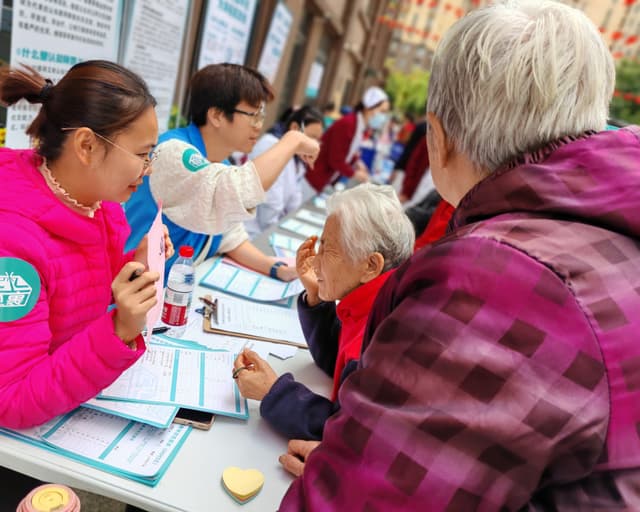 “九九重阳，健脑有方”花山社区开展认知障碍友好社区建设宣传活动