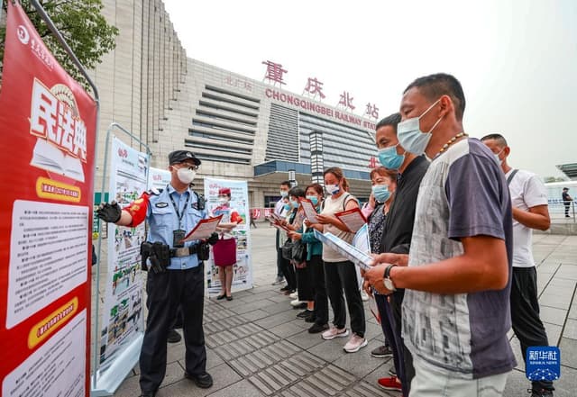 爱路护路普法宣传 筑牢列车安全防护墙