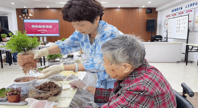 高龄独居老人有了“老伙伴”，浦东新区航头镇“以老助老”织密为老服务网