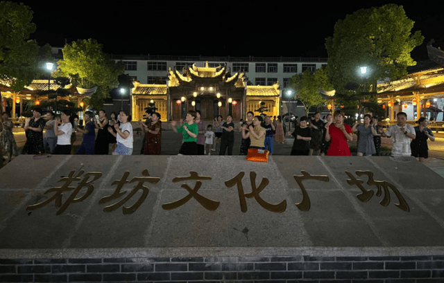 江西上饶郑坊镇： 掘金“夜经济”