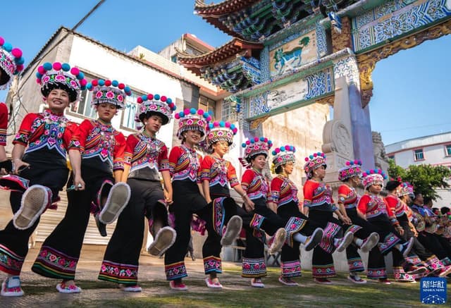 云南牟定：欢聚“三月会” 跃动左脚舞