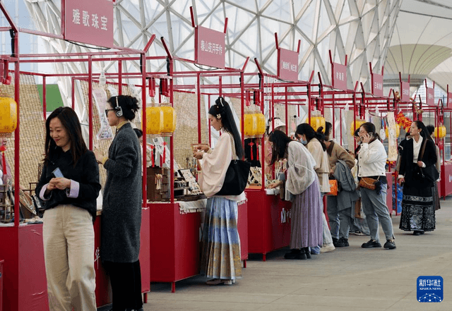 上海:逛国风市集 展华服魅力