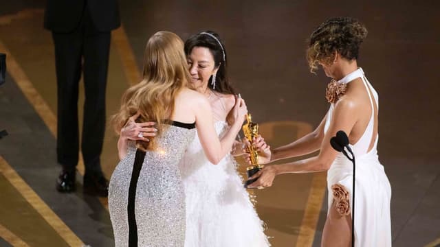 亚裔横扫奥斯卡!杨紫琼创造历史,《瞬息全宇宙》成赢家