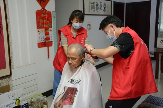 志愿者上门“义剪”,耄耋翁赋诗夸赞