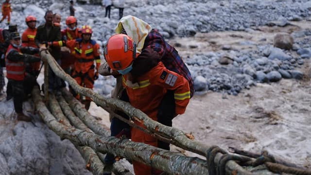 争分夺秒抢救生命！