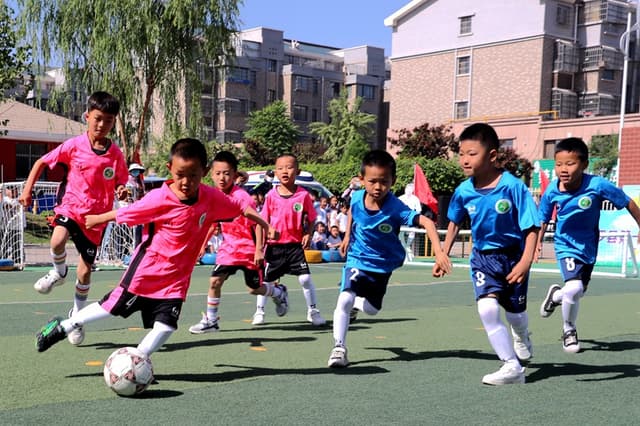 宁夏平罗:萌宝踢足球 快乐迎“六一”