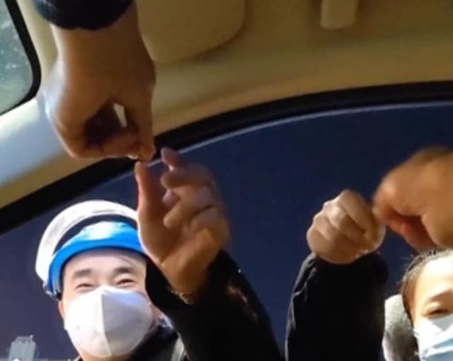 他在街头免费送了几千片退烧药,有人哭着给他鞠躬