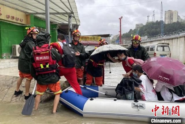 贵州局地突降暴雨致民众被困 消防连夜救援