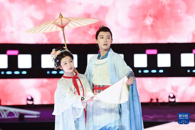 杭州:“武林衣秀”展宋韵元素