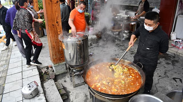 四川泸定：民众自发为地震救援人员做餐食