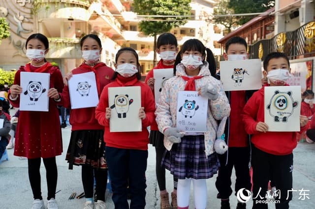 广州:小学生手绘“冰墩墩”为冬奥健儿加油