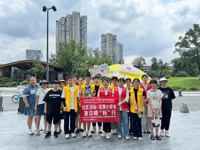 四川成都：花照壁社区：花照小使者携清凉礼包，致敬城市守护者