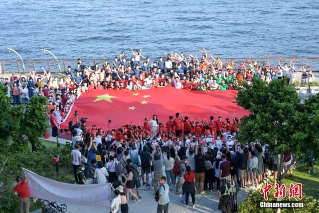 香港团体举行“庆回归 开新篇——维港快闪暨交响音乐会”