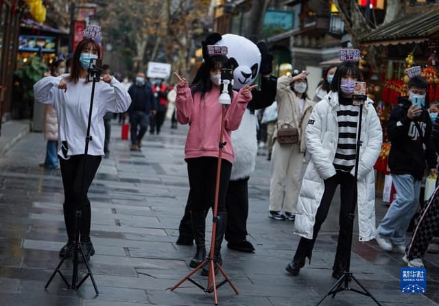 四川成都:网络“主播”同台比拼迎新春