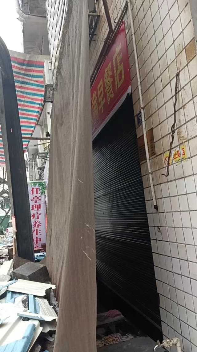 益阳菜市场垮塌事故：一女性摊贩遇难，顶棚或无支撑结构