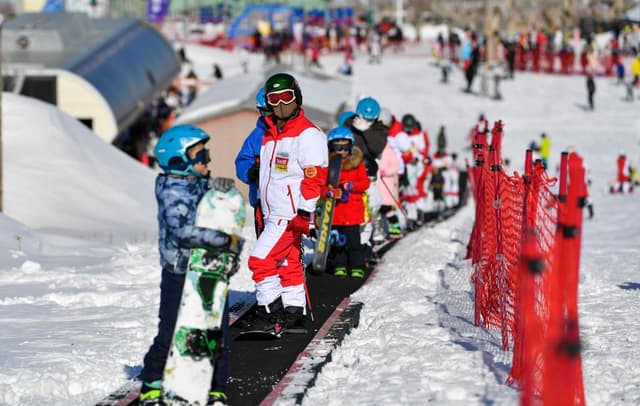 “冬闲”变“冬忙” 乌鲁木齐冰雪“热”带动就业