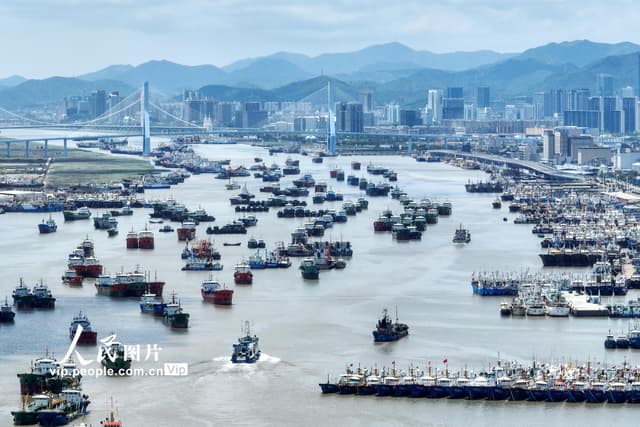 浙江舟山:渔船在港避台风“艾利”