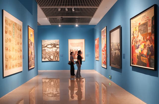 北京:“庆祝香港回归祖国25周年美术作品展”吸引众多市民观展