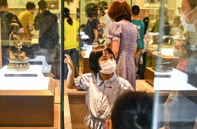 甘肃敦煌：暑假期间孩子走进博物馆 感受历史文化魅力