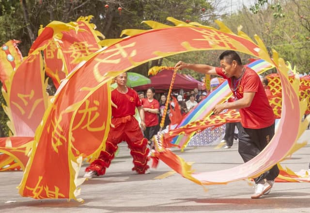 夏县堆云洞景区: “关公门前”耍大刀,樱花艳丽游人多