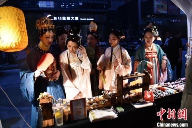 探访掇珍市集:烛光里感烟火成都 匠心传千年非遗