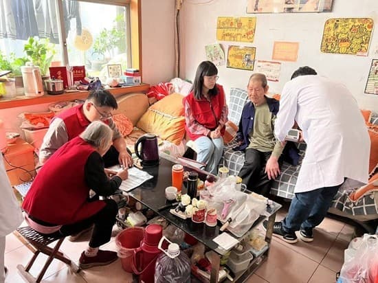 大学生“送诊上门” 为志愿服务注入青春力量