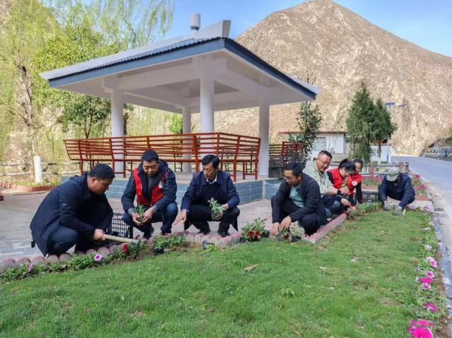 宕昌官亭镇: 春风拂面花含笑长廊植绿绘画卷