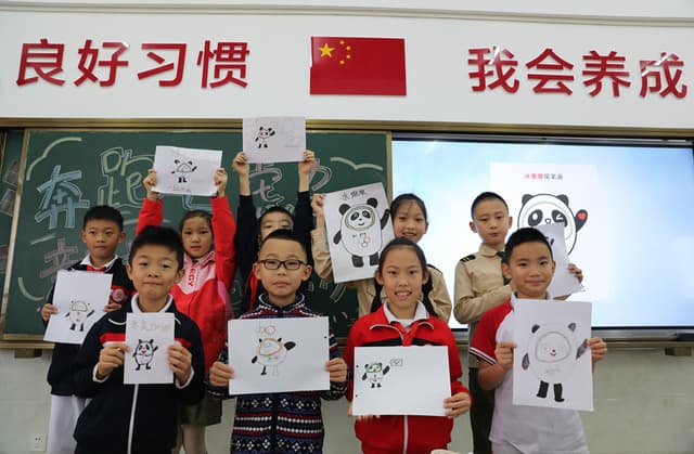 海南海口:融入冬奥特色元素 学生喜迎新学期