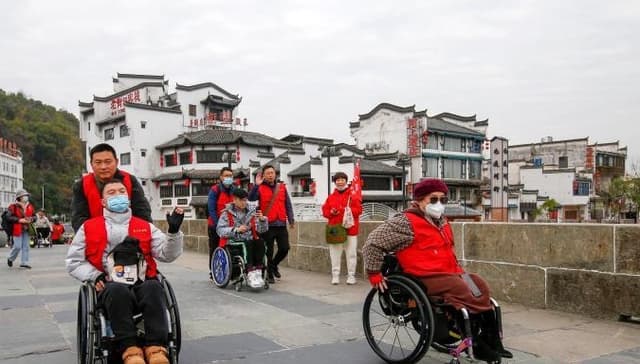 安徽黄山:轮椅游屯溪老街 倡无障碍旅游