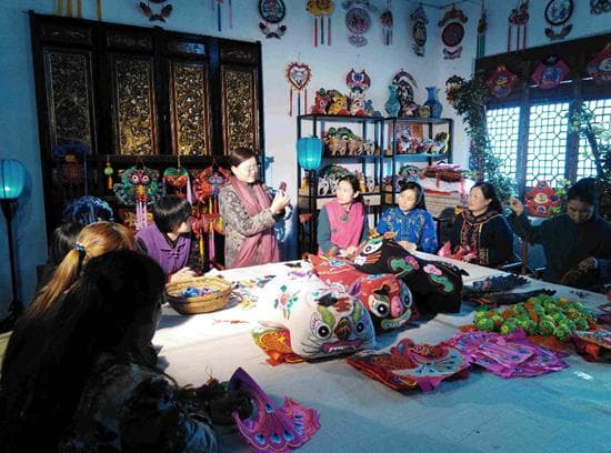 甘肃庆阳：千年技艺赶新潮 小香包做成大产业