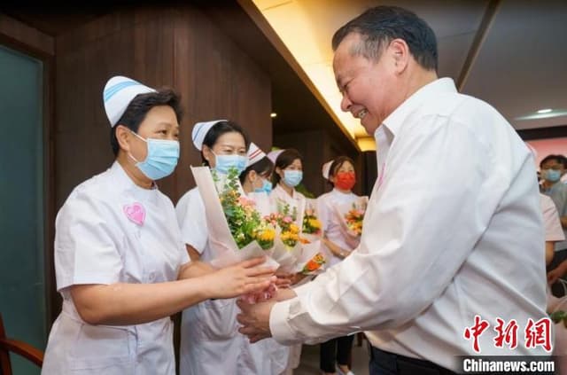 粤近40万名护士坚守疫线:奔赴有需要的地方 用生命守护生命