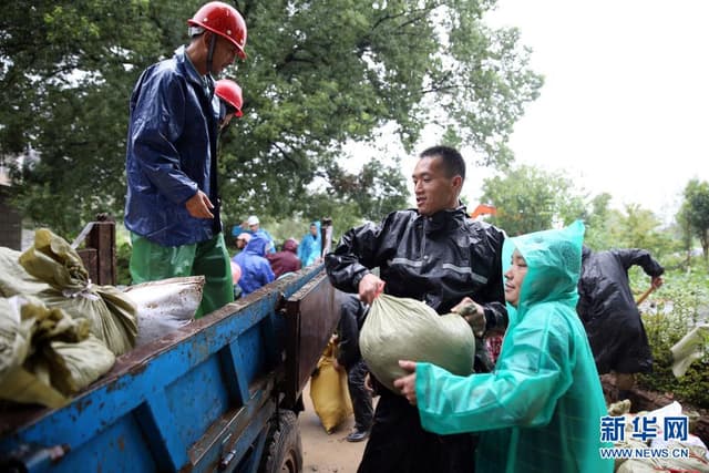 浙江：台风“烟花”来袭自救忙