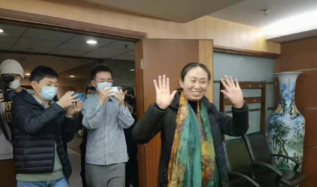 1895天,江歌妈妈终于露出笑容