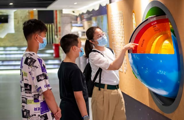 江苏泰州:科技馆里感知科学魅力