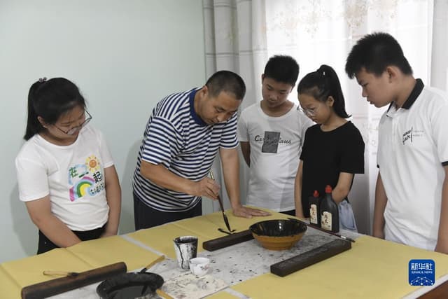 山东沾化:练习书法篆刻 度过充实假期