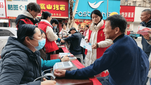 利辛县城关镇向阳社区开展“新春义诊进小区 健康关怀暖人心”迎新春送健康活动