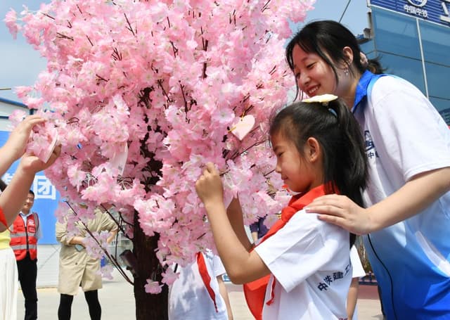 山东青岛:“益路童行”迎“六一”