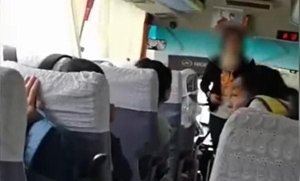 女子跟团游车上睡觉被叫醒,丽江:涉事导游无资质,拟罚十万