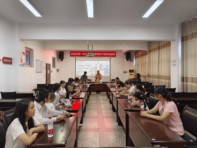 湖南省湘潭市岳塘区民政局创新家庭教育模式:“知子花开”浇灌2000家庭幸福树