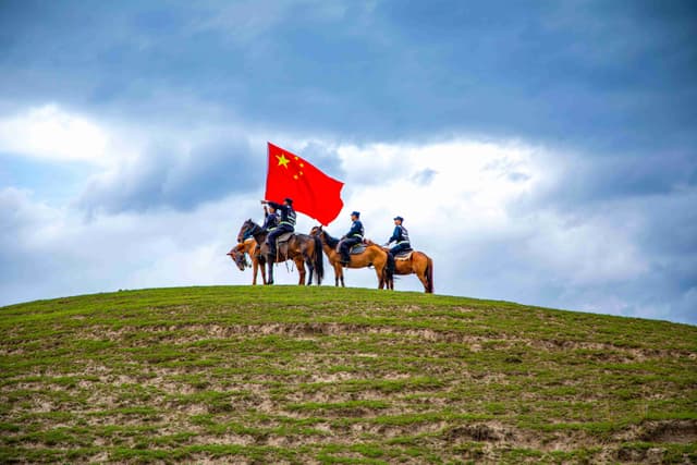 新疆伊犁:“马背巡逻队”擎旗巡边踏查