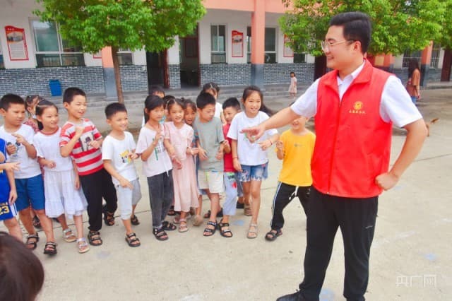 河南社旗:大学生志愿者让乡村孩子的暑假更多彩